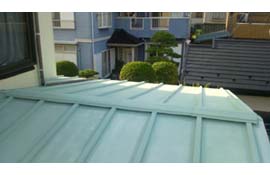 カラー鉄板瓦棒葺き屋根のガイナ塗装
