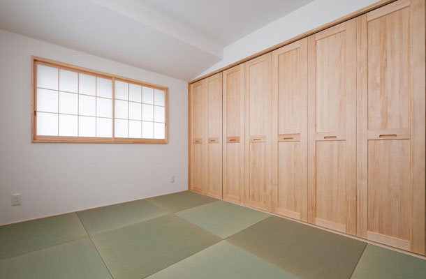 縁なし畳とナラ無垢材クローゼット扉で、モダンな和室が完成！