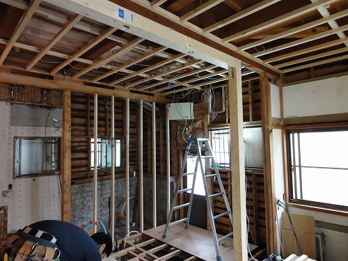 既存の床・壁・天井を撤去し、防蟻・断熱を施し耐震補強箇所に耐震壁を施工しました。