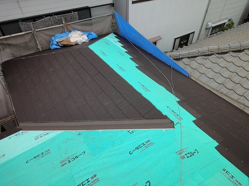 防水シートの上に屋根材を施工しているところです。