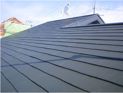 太陽熱を直に受ける屋根を遮熱塗装にすることで効果を得ます。