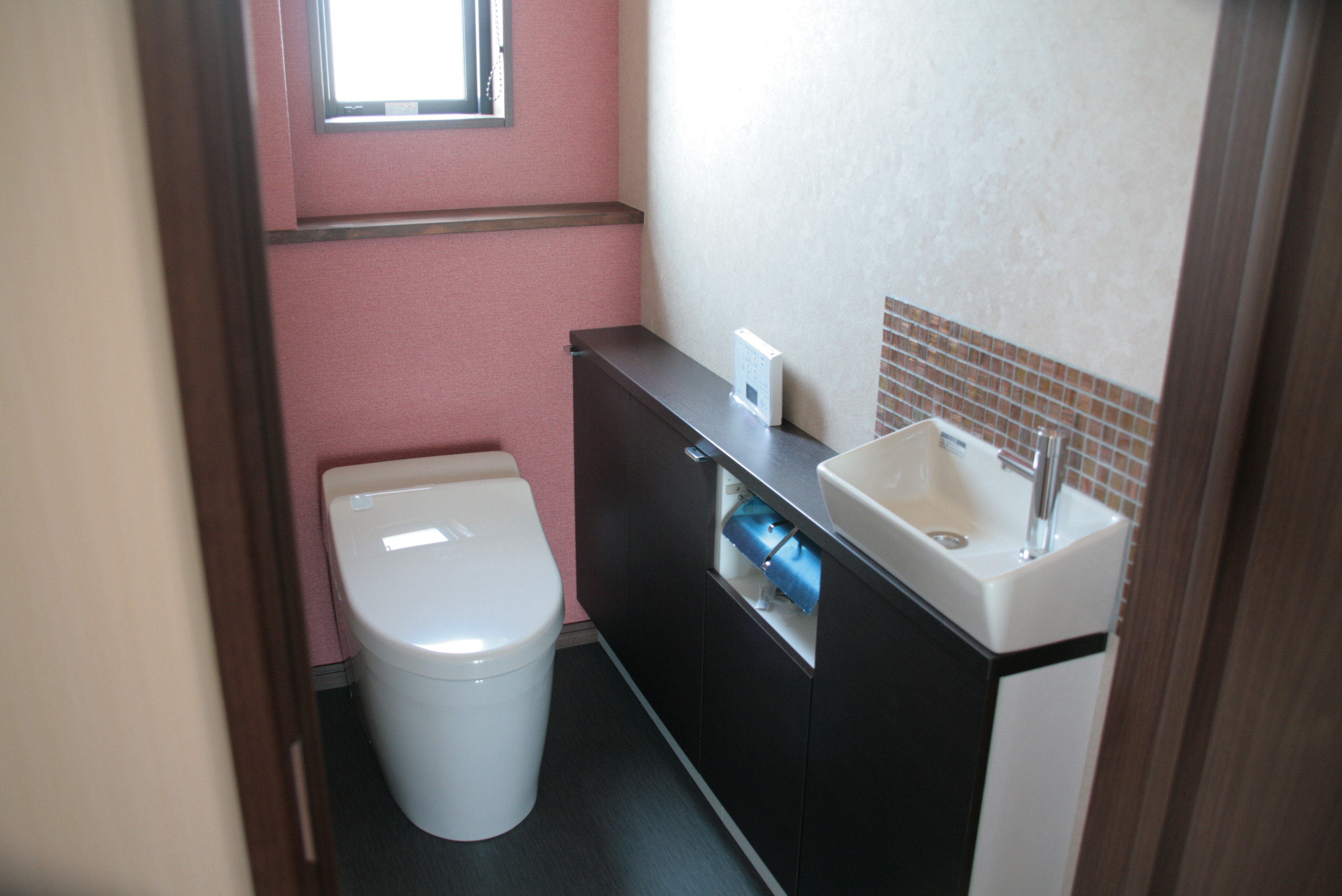 タンクレストイレと手洗い器