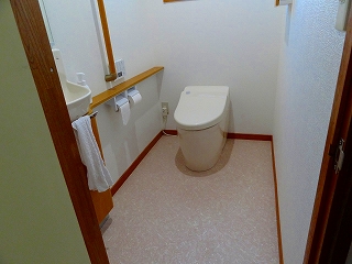 タンクレスのトイレ　ひろびろすっきりと清潔感あふれるトイレに