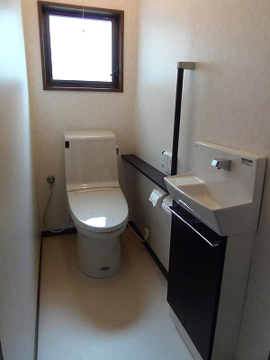 浴室と同様白を基調としたトイレ