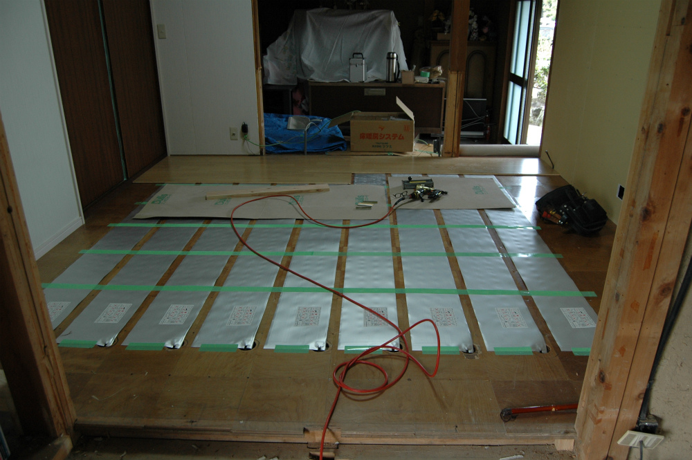 床暖房ユニット設置工事中の写真です。