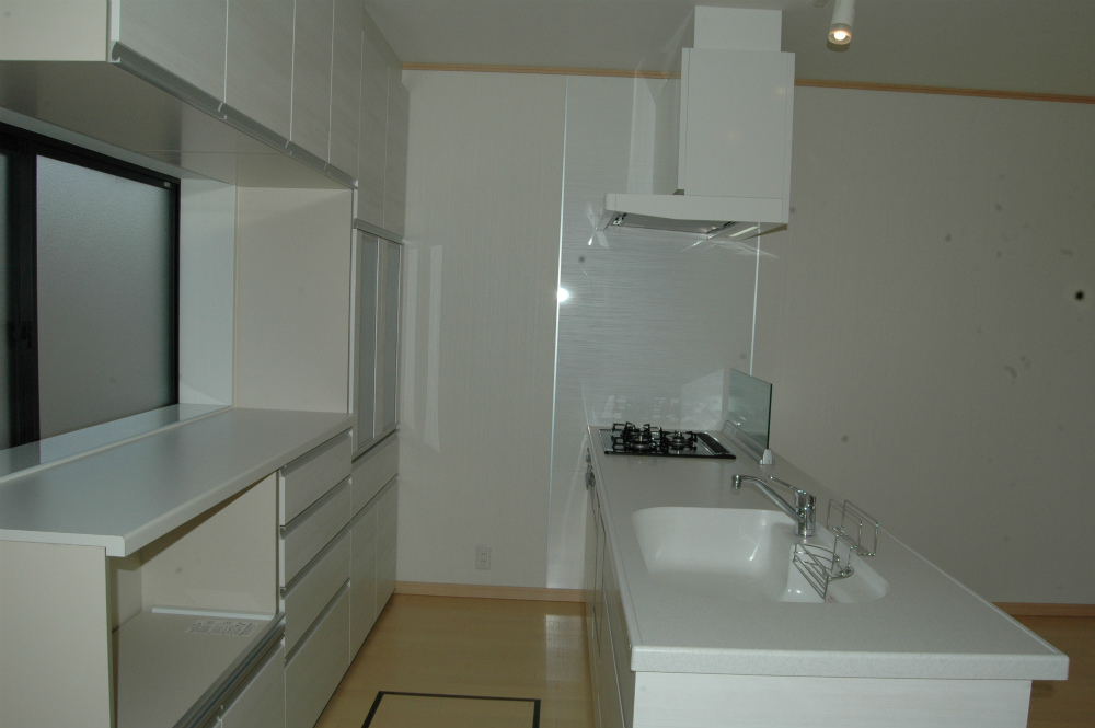 キッチン側ぱ食器洗浄機・カップボードには家電収納も付属し使いやすさはバツグンです