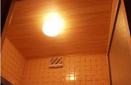 浴室天井に桧を施工