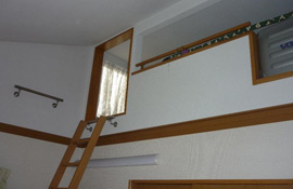 はしごはお部屋の端に設置したため出入り口を塞ぐこともなくなりました