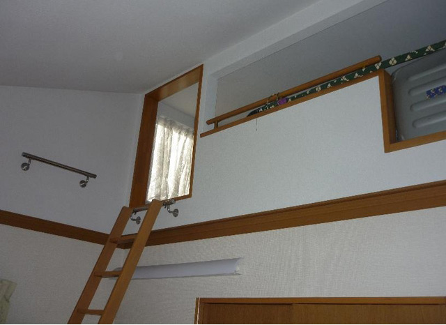 はしごはお部屋の端に設置したため出入り口を塞ぐこともなくなりました