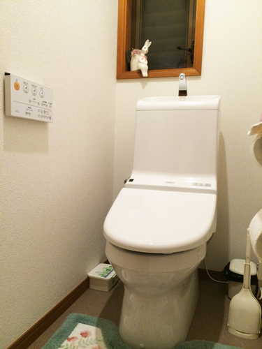 ホワイトで統一したトイレ