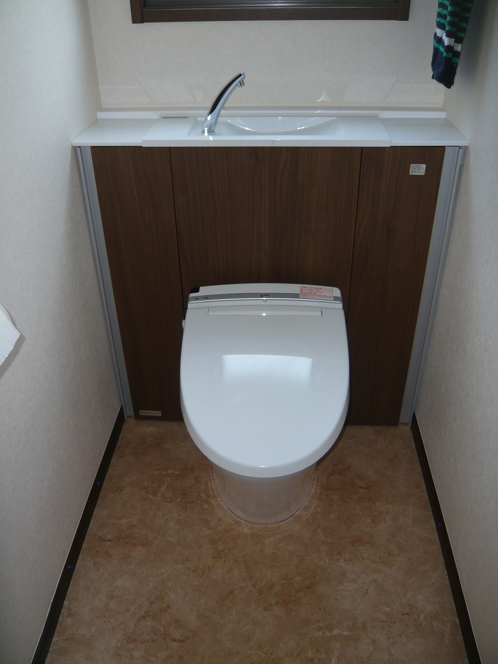 キャビネット付きのLIXIL社製トイレ