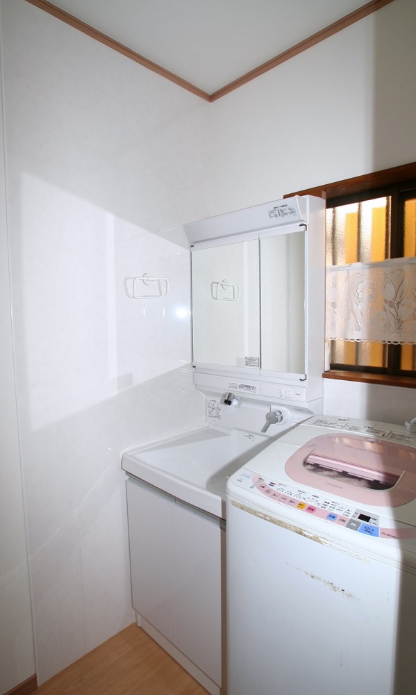 白で統一した爽やかな洗面室になりました。
