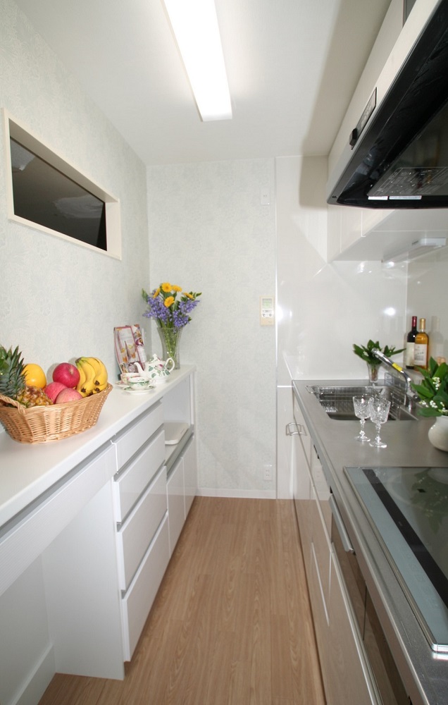 清潔感のある白いキッチンはTOTOの「クラッソ」です。
