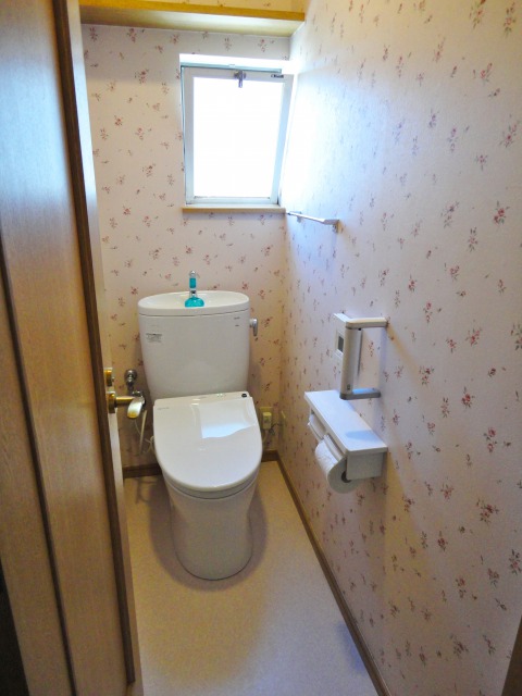 家族しか使わない2階のトイレはバラの壁紙で可愛らしくしました。