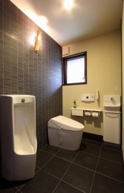 広いトイレ内は床置小便器も設置されており、家族みんなが使いやすく。