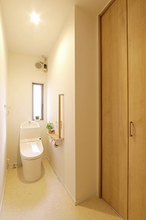 大きな収納と、介助しやすい広さを確保したトイレ