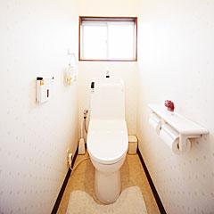 掃除のしやすいシャワー洗浄機能付きトイレ。