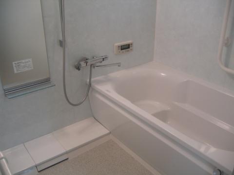 老朽化が進んだ浴室をユニットバスにまるごと交換。浴室が見違えるほどきれいに。