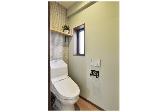 3箇所あるトイレはそれぞれの壁面にデザイン性のある壁紙をワンポイントで使用。